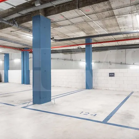 Appartamento With Parking, Gym & Terrace By Rems *